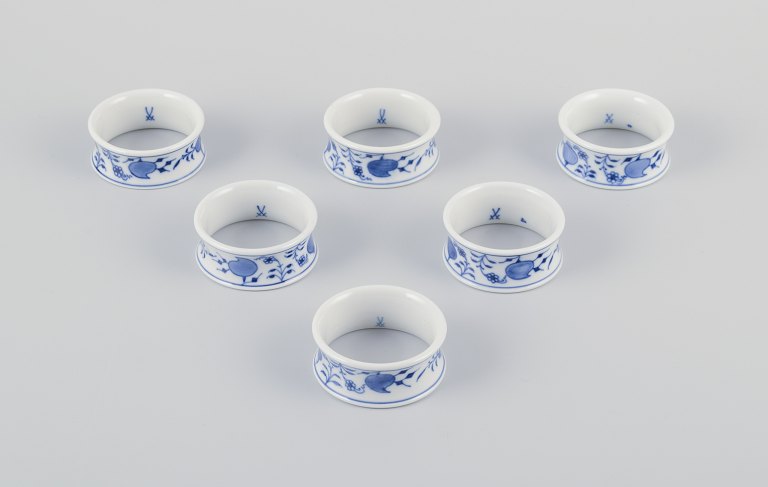 Meissen, Tyskland. Et sæt på seks løgmønstret servietringe af porcelæn.