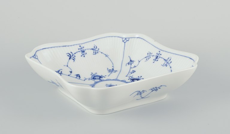 Royal Copenhagen Musselmalet Riflet.Firkantet skål af porcelæn.