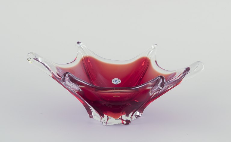 Murano, Italien.Kunstglasskål i mørkerødt og klart glas.