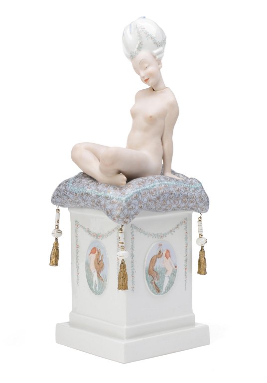 Gerhard Henning for Royal Copenhagen. Nikkedukken “ Ane Mari ” af porcelæn, dekoreret i overglasur og guld.
