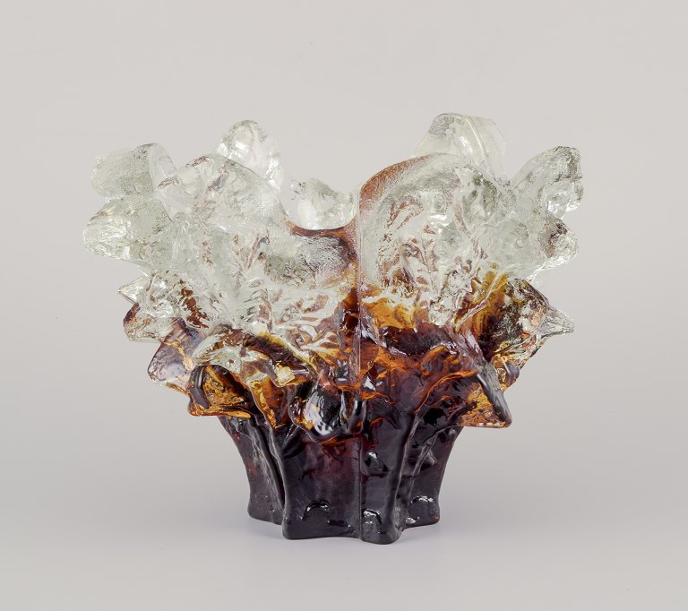 Pertti Santalahti (born 1941) for Humppila, Finland.Large bowl in art glass.Clear and brown glass.