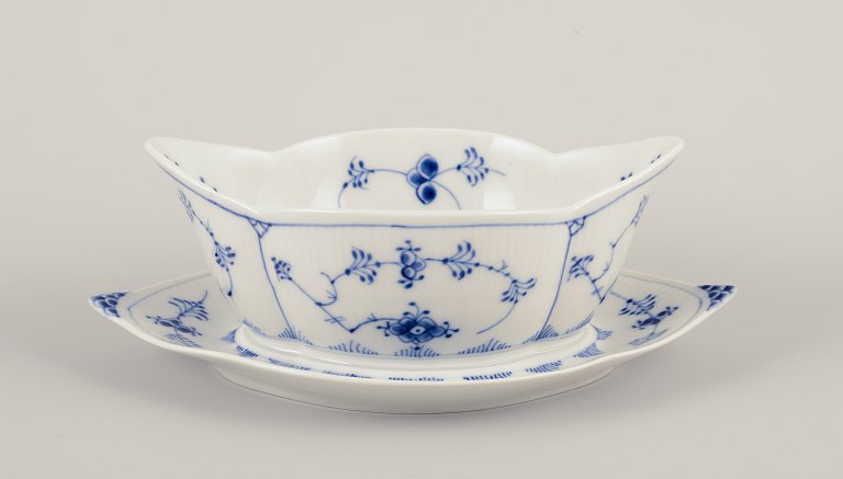 Royal Copenhagen Musselmalet Riflet.Sovsekande på fod.Håndmalet i blåt.