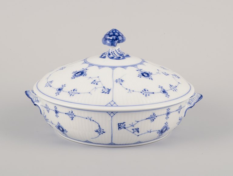 Royal Copenhagen Musselmalet Riflet. Rund lågterrin håndmalet i blåt.