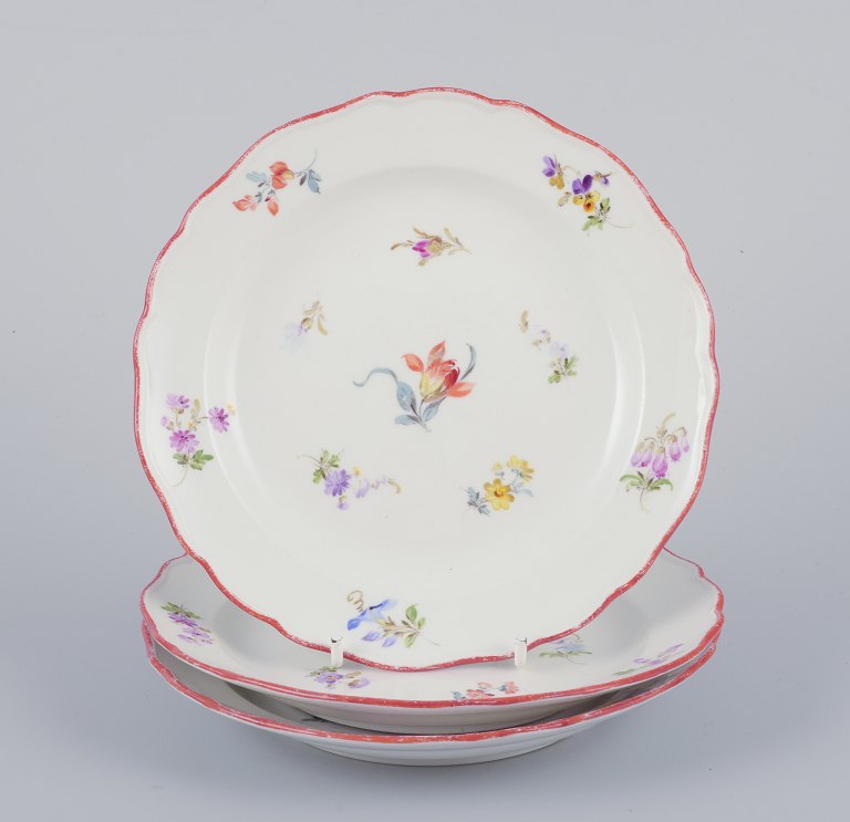 Meissen, Tyskland. Et sæt på tre små antikke tallerkener af porcelæn.