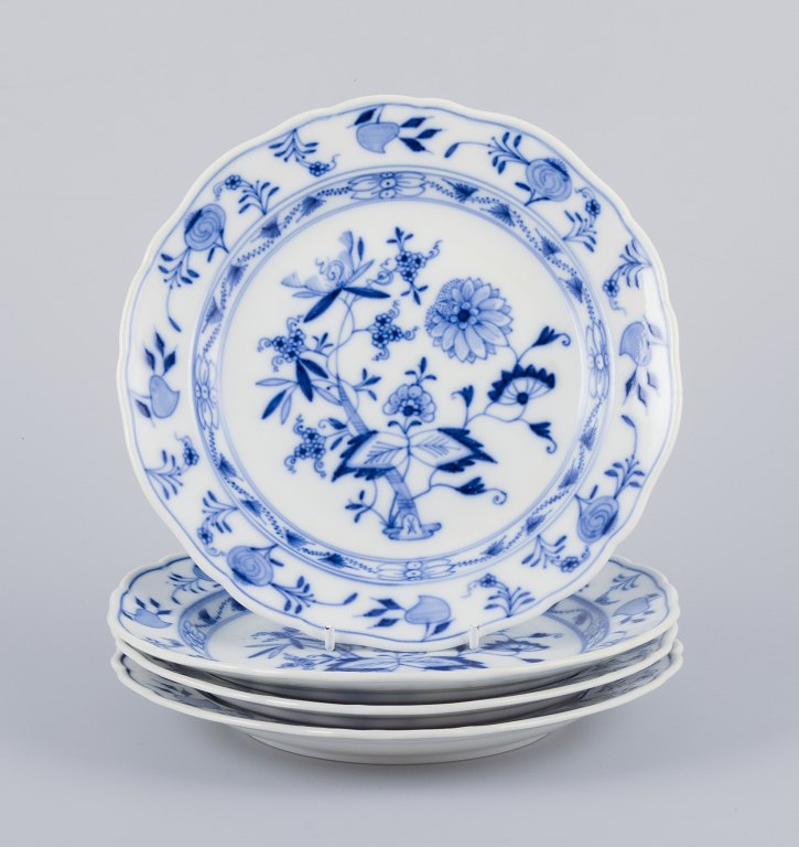 Meissen, Tyskland. Et sæt på fire ”Løgmønstret” tallerkener af porcelæn.