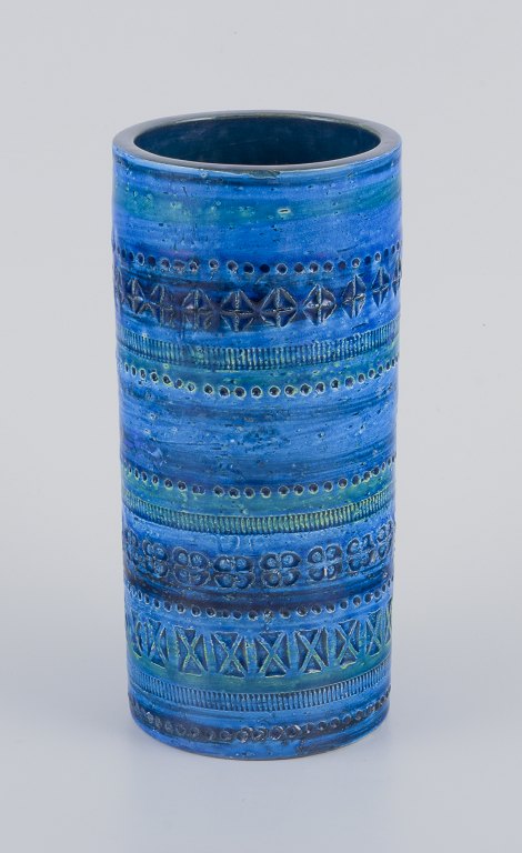 Aldo Londi for Bitossi, Italien. Vase i Rimini-blå glaseret keramik med geometriske mønstre. Cylinderformet.