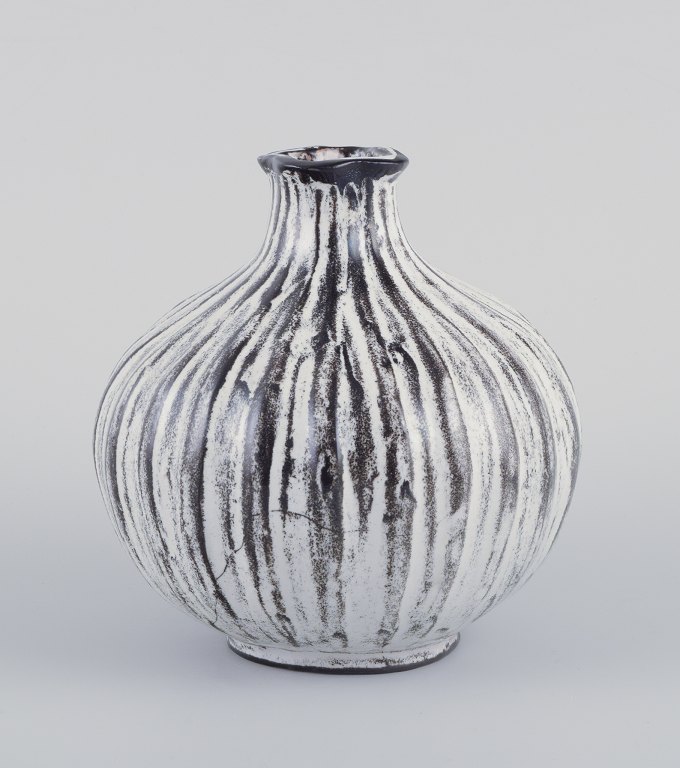 Svend Hammershøi for Kähler.Keramikvase i sortgrå dobbeltglasur.