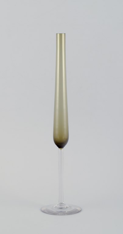 Bengt Orup (1916-1996), svensk glaskunstner, for Johansfors, Sverige.”Tulipanvase” på fod. Høj og slank.