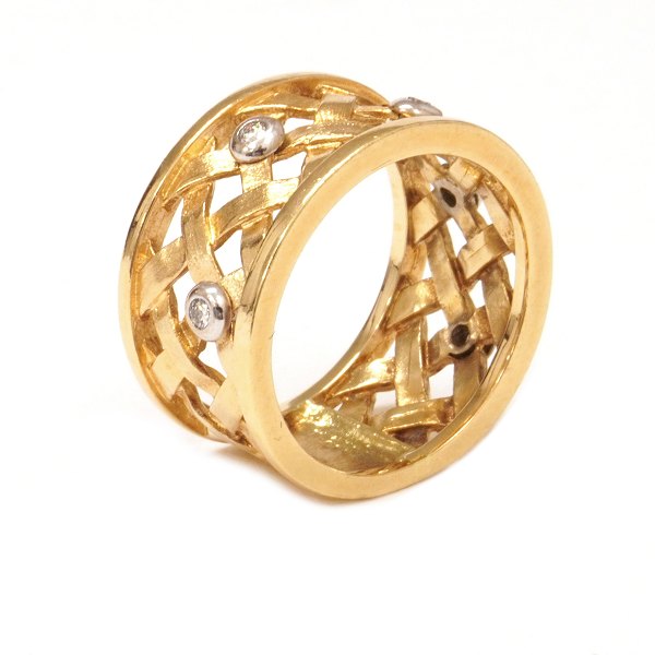 Ole Lynggaard fletring i 14kt guld prydet med 5 brillanter. Stemplet Ole L. Ringbredde: 11mm. Ringstr: 54