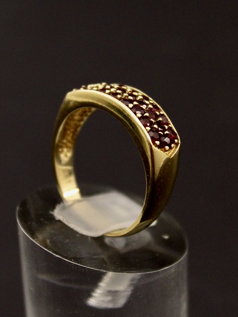 8 karat guld ring med talrige granater