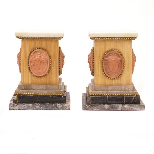 Pair of small mid-19th century marble and wood pedestals. H: 14,5cm. Base: 11,5x11,5cm