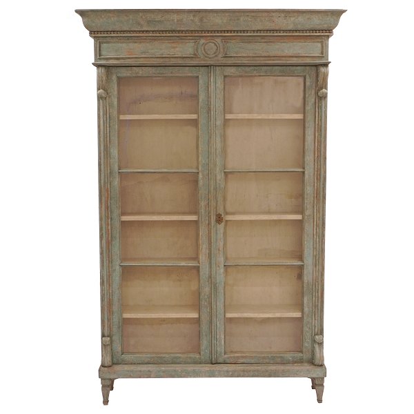 Light grey/green decorated display cabinet around 1850. H: 213cm. W: 139cm. D: 36cm (top) / 25cm