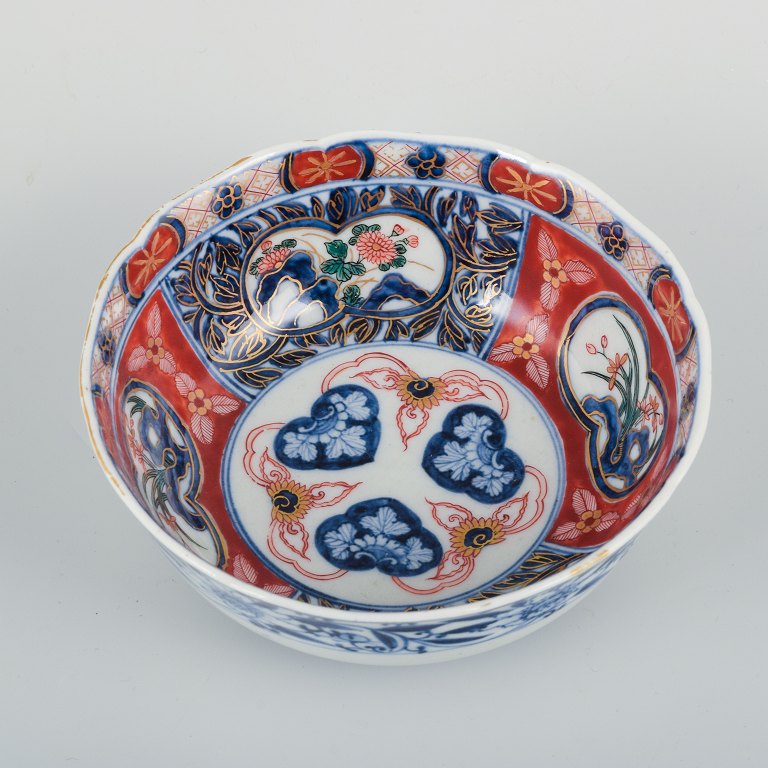 Japansk Imari-skål med polykrom dekoration, signeret.