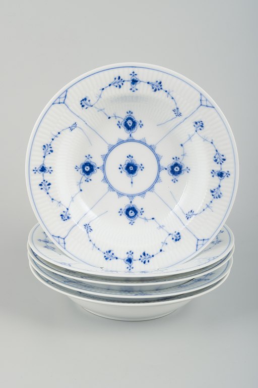 Royal Copenhagen Musselmalet Riflet.Et sæt på fem dybe tallerkener.