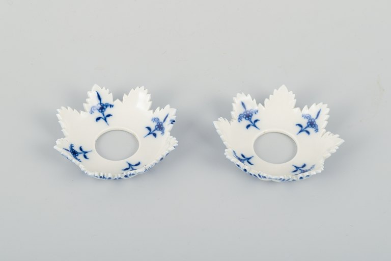 To lysmanchetter, Meissen, løgmønstret.