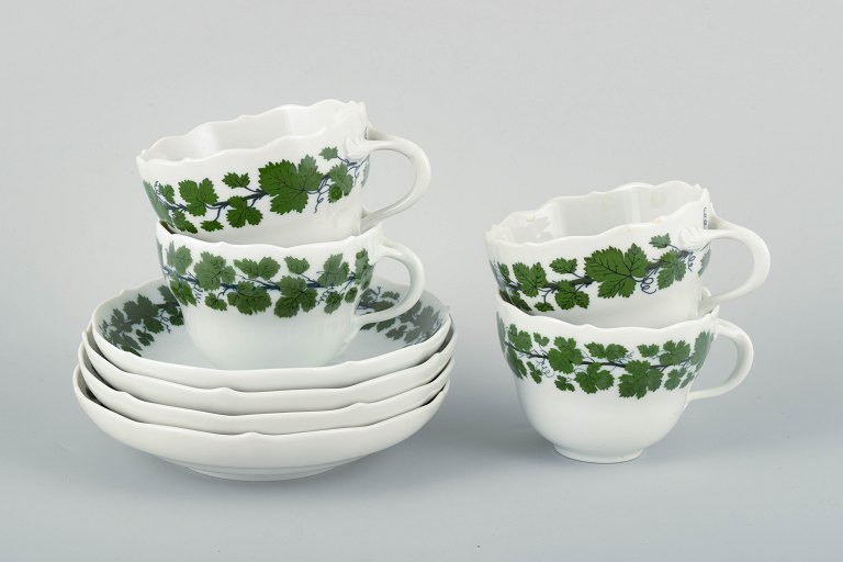 Meissen, 4 pairs of cups and saucers, Vine-Leaf Pattern, “Voller grüner Weinkranz”.
