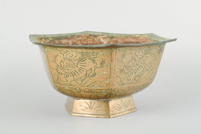 Kina, Ming dynastiet (Xuande mærke, 1426-1435), senere, 18./19. årh.Forgyldt bronzekar i sekskantet form.