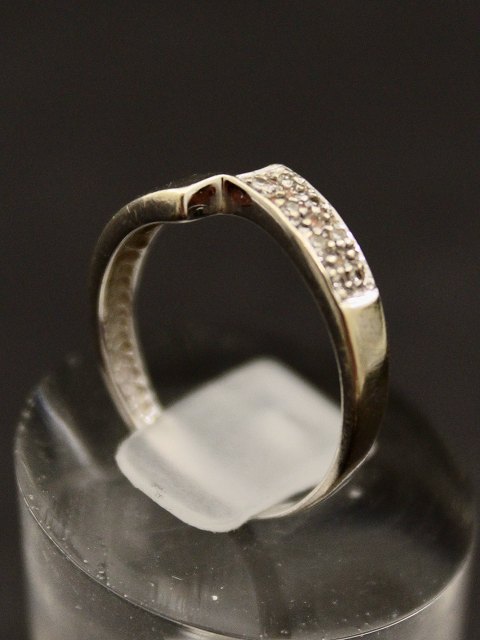 14 karat hvidguld ring  med små diamanter
