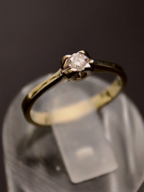 18 karat hvidguld ring  med diamant