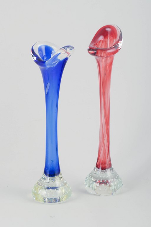 Svensk glaskunstnerTo vaser i farvet og klart glas.