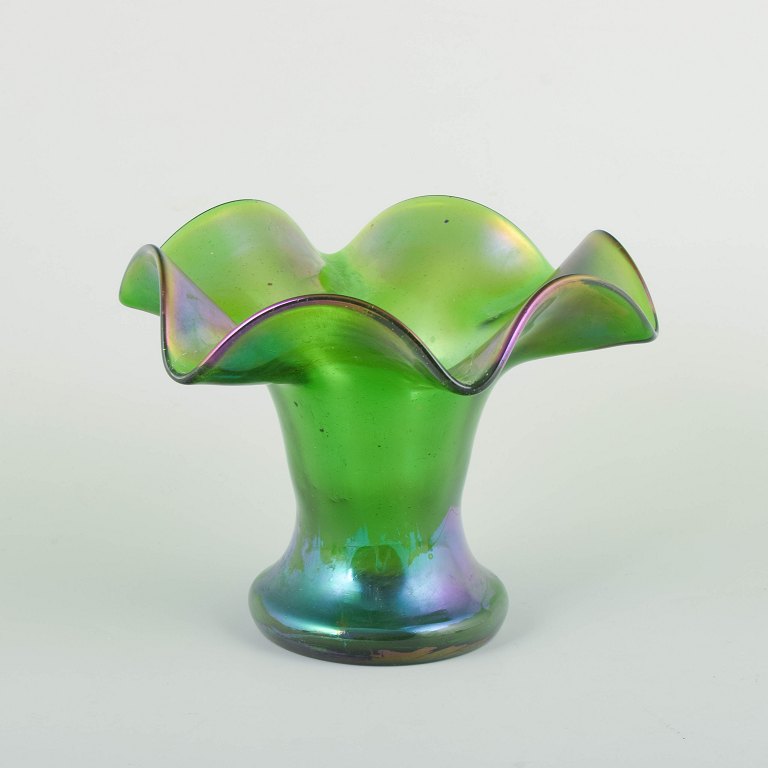 Bøhmen, attribueret til Loetz. Vase. Ca. 1900.Mundblæst grøn glasvase med iriseret overflade i violet og blå toner.