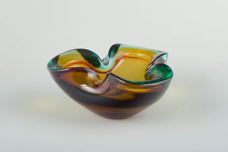 Murano. Sommerso skål i glas. Italien, 1960’erne.