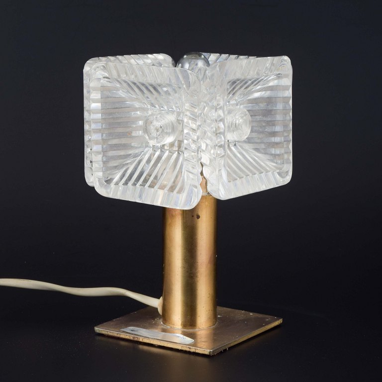Table lamp. Orrefors, Sweden. Ca. 1960s. Design: Carl Fagerlund.Table lamp with four-sided shade in cut clear crystal glass, mounted on a brass base.
