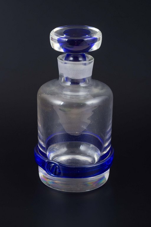 Karaffel med prop i klart og blåt glas. Formentlig Murano, Italien, midt 1900-tallet.