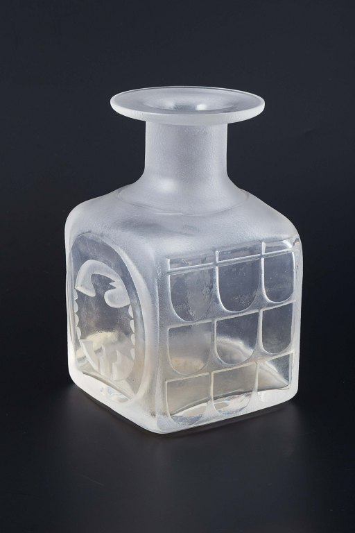 Bertil Vallien, Åfors/Kosta Boda, Sverige, ca. 1970-1980.Firkantet vase i frosted glas med matteret overflade og reliefornamentik.