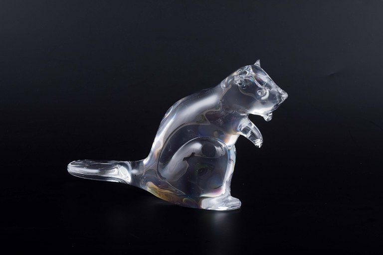 Glass sculpture in the shape of an otter, executed in clear glass with fine light refractions. The piece is signed on the base: FH, Ronneby Sweden.