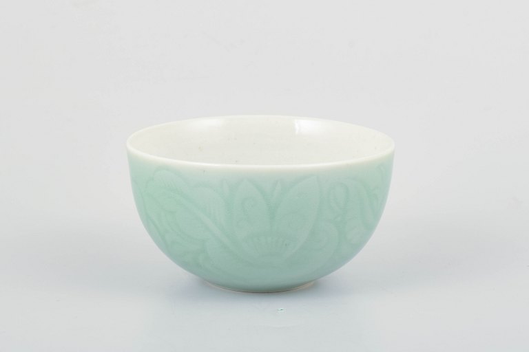 Nils Thorsson, Royal CopenhagenLille skål i celadon glasur med reliefdekoration af stiliserede blade.