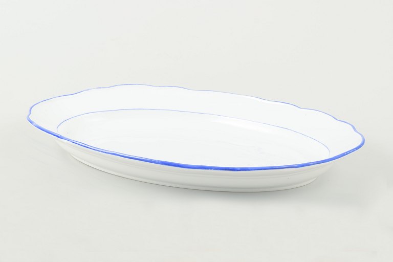 MeissenServeringsfad i hvidglaseret porcelæn med bølget kant og blå staffering.