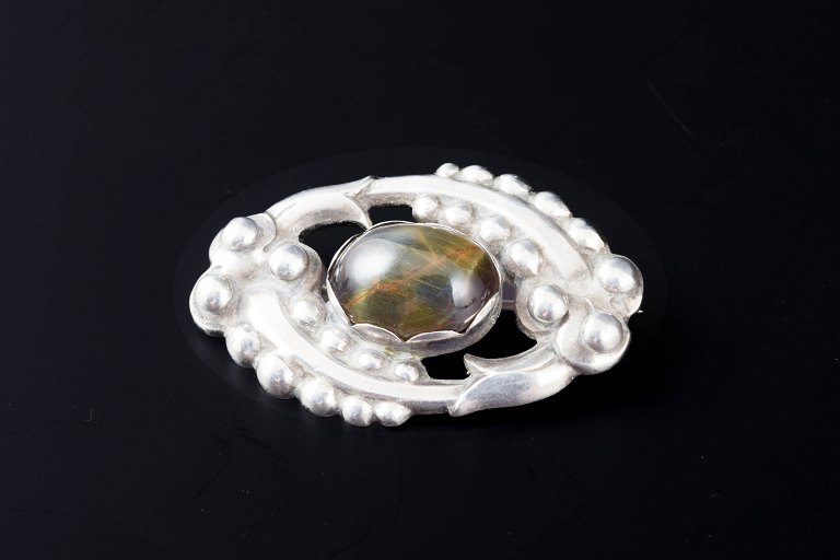 Kaj Bojesen, RandersOval silver brooch set with a cabochon-cut cat’s eye (chrysoberyl).