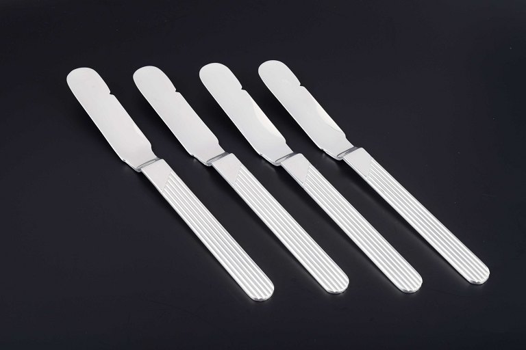 NilsjohanSæt med 4 frokostknive i mønster med riflede linjer.Rustfrit stål.