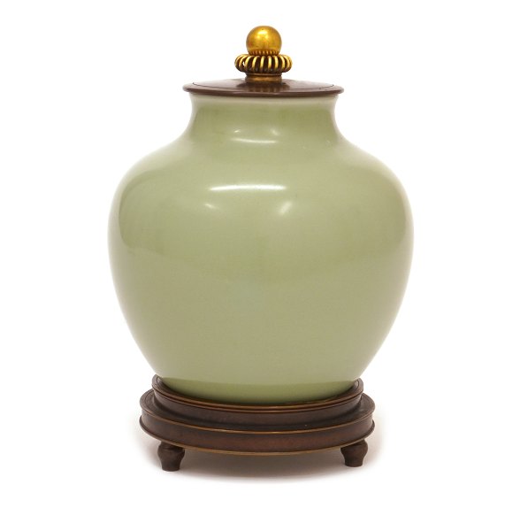 Lidded stoneware vase made by Royal Copenhagen 1935. Bronzelid and -base by Knud Andersen. H: 17,5cm
