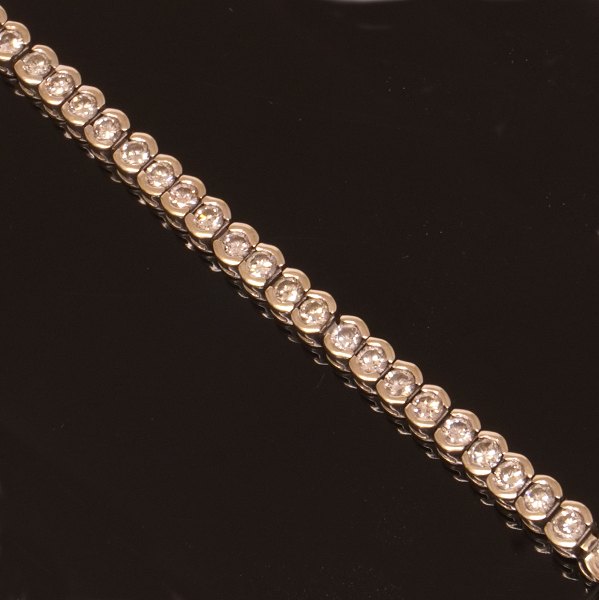 14kt white gold tennis bracelet with 62 diamonds with a total of circa 3,0ct. L: 19,5cm. W: 4mm. W: 15gr