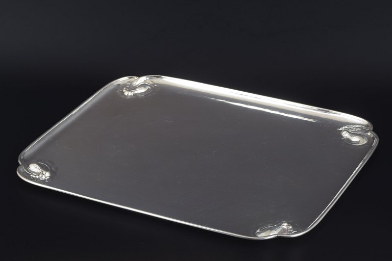 Georg JensenRektangulært sølvfad med “Magnolia Blossom”-dekoration, model 2B, 1933–1944.