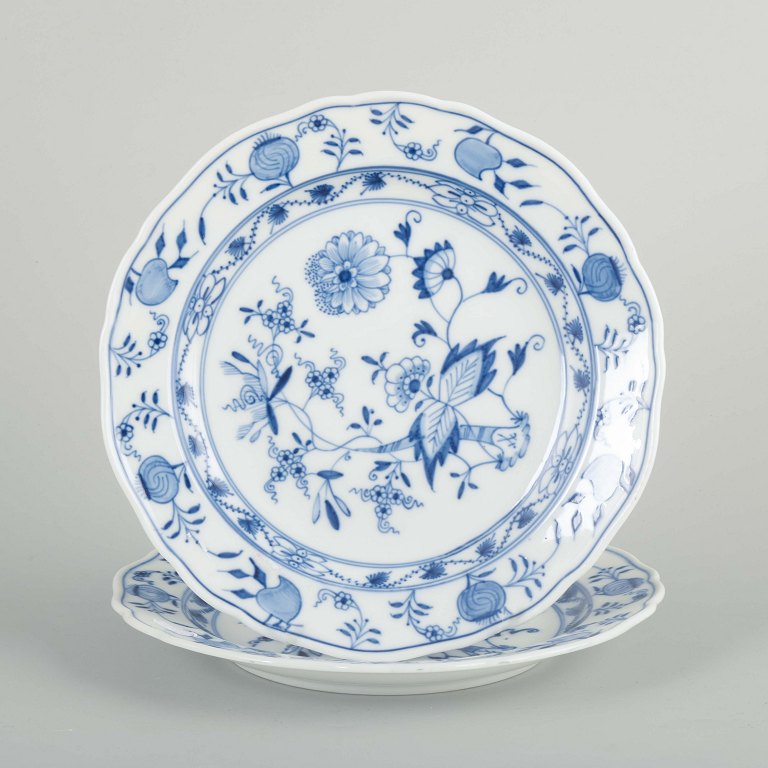 Meissen, Blue Onion2 lunch plates, early 20th century.