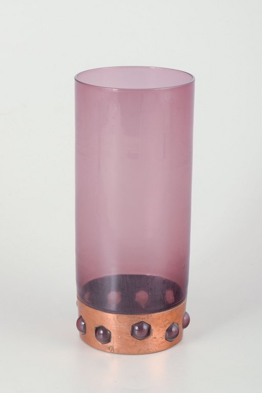 Nanny Still for RaakVase i violet glas og kobber. Midten af 1900-tallet.