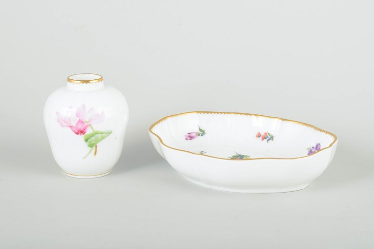 Royal CopenhagenSachsisk Blomst vase og kagefad, begyndelsen af 1900-tallet.