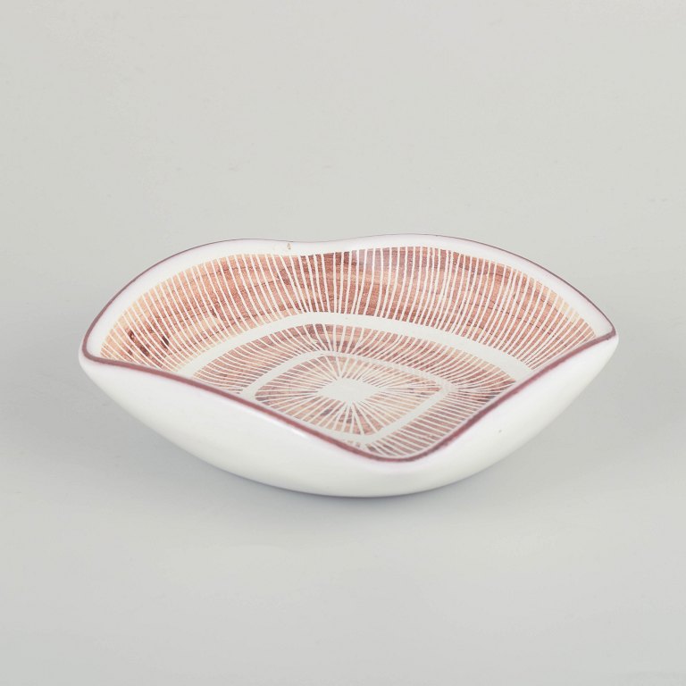 Ingrid Atterberg for Upsala EkebyKeramisk fad, 1960’erne.