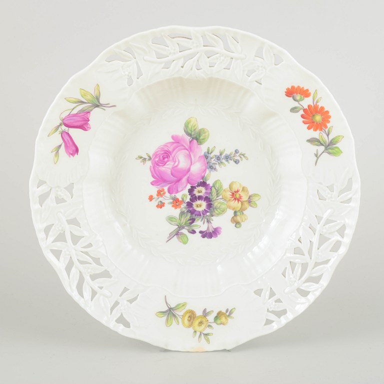 Royal CopenhagenDeep plate, early 20th century.