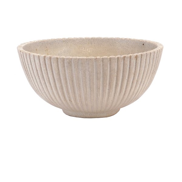 Arne Bang riflet stentøjsskål modelnummer 123. H: 8cm. D: 19cm