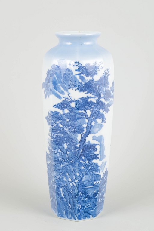 Kinesisk porcelænsvase fra republikperioden (1912–1949), sandsynligvis fra 1920’erne–1940’erne, hvor værkstederne i Jingdezhen fremstillede fremragende blå-hvide porcelænsvarer i klassisk Qing-stil.