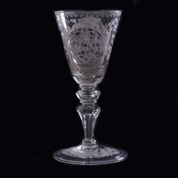 Glaspokal med kronet spejlmonogram og alliancevåben. Thürringen ca. år 1750. H: 19,5cm