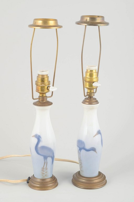 Par små bordlamper i porcelæn og messing, begyndelsen af 1900-tallet.