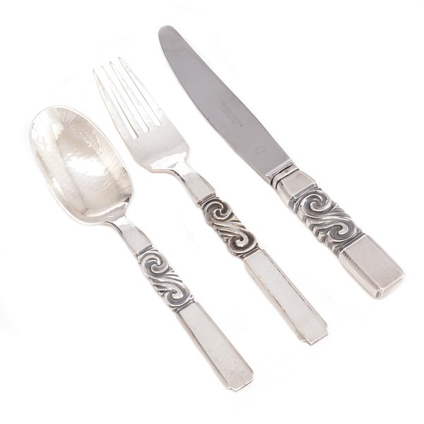 Johan Rohde for Georg Jensen Saga sterling sølv bestik bestående af seks frokostknive, seks spisegafler og seks dessertskeer. 18 dele i alt