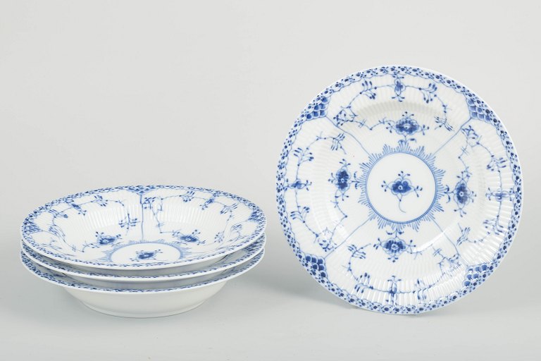 Royal CopenhagenBlue Fluted Half Lace, model 1/566Fire dybe tallerkener, 1980’erne.