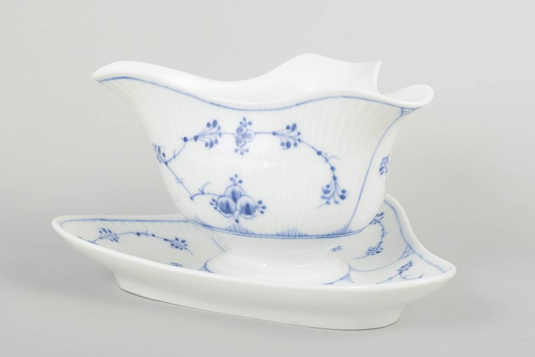 Royal Copenhagen musselmalet riflet, model 1/203.Sauceskål, 1898-1923.