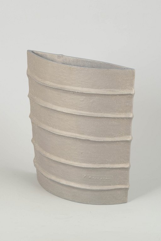Pascal MourgueBrutalistisk aluminiumsvase, 1980’erne.